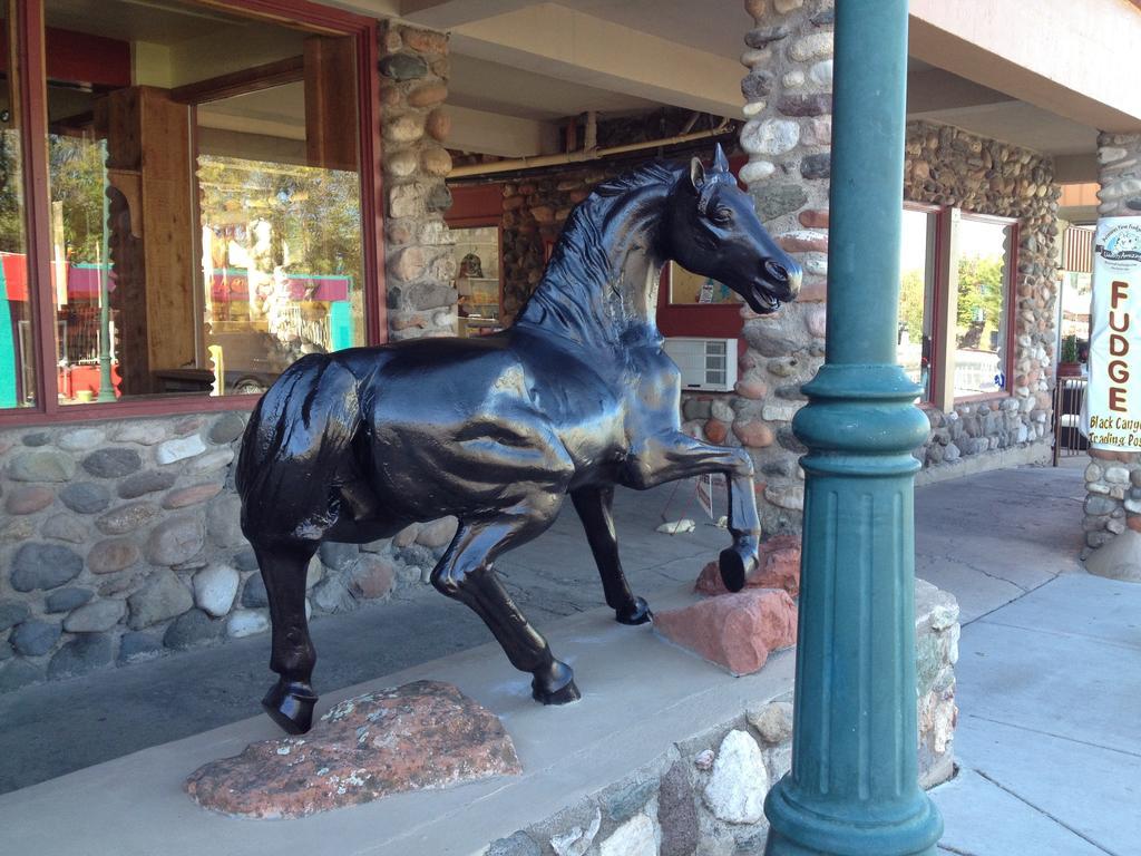 קוטונווד Iron Horse Inn מראה חיצוני תמונה